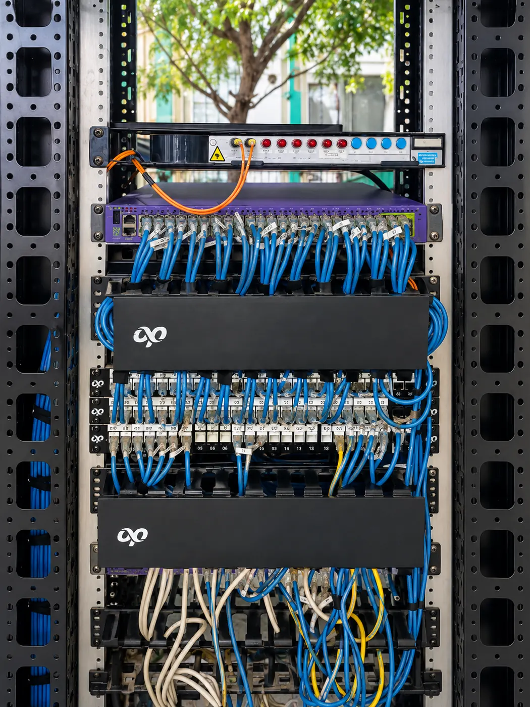 Rack UTN con cableado organizado e identificado
